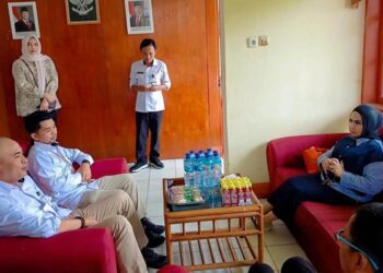 Kepala Bulog Gorontalo, La Ode Sulaiman dan Anggota Komite II DPD RI, Rahmijati Jahja terlibat diskusi tentang aspek penting dalam pengelolaan pangan, yang didistribusikan ke masyarakat. (foto.isno/gopos)