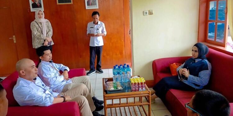 Kepala Bulog Gorontalo, La Ode Sulaiman dan Anggota Komite II DPD RI, Rahmijati Jahja terlibat diskusi tentang aspek penting dalam pengelolaan pangan, yang didistribusikan ke masyarakat. (foto.isno/gopos)