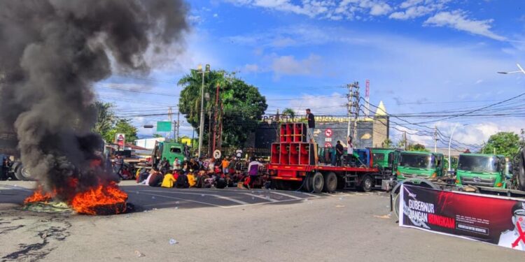 Suasana demonstrasi di simpang lima Gorontalo. (Foto: Abin/Gopos)
