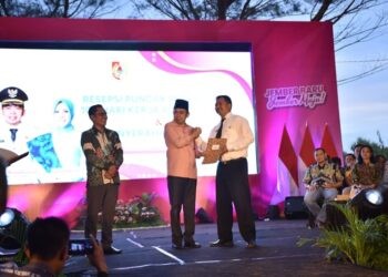 Trio Saputra saat menerima SK PPPK dari bupati Jember Muhammad Fawait