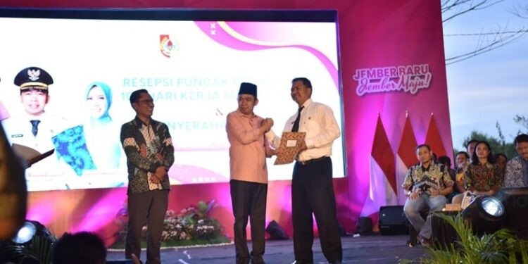 Trio Saputra saat menerima SK PPPK dari bupati Jember Muhammad Fawait