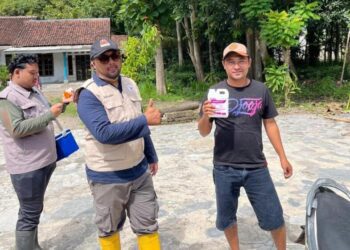 Pengelola Puskeswan Ambulu, drh Rencong Dwi Putra saat mengingatkan warga sebelum membeli hewan kurban