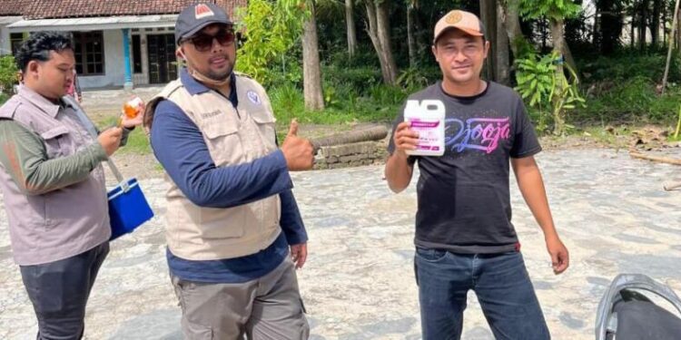 Pengelola Puskeswan Ambulu, drh Rencong Dwi Putra saat mengingatkan warga sebelum membeli hewan kurban
