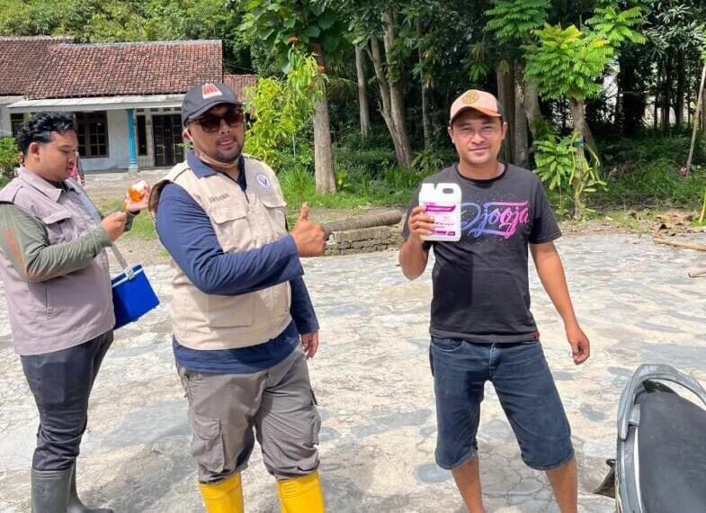 Pengelola Puskeswan Ambulu, drh Rencong Dwi Putra saat mengingatkan warga sebelum membeli hewan kurban