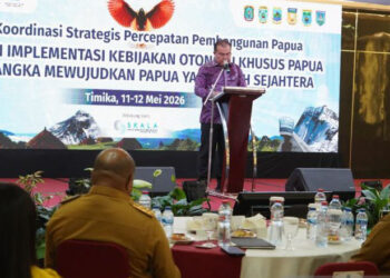 Staf Khusus Menteri Dalam Negeri Bidang Pemerintahan Desa dan Pembangunan Perbatasan Hoiruddin Hasibuan saat memberikan arahannya pada pembukaan forum koordinasi strategis percepatan pembangunan Papua di Timika, Senin,(11/5/2026) ANTARA/Marselinus Nara