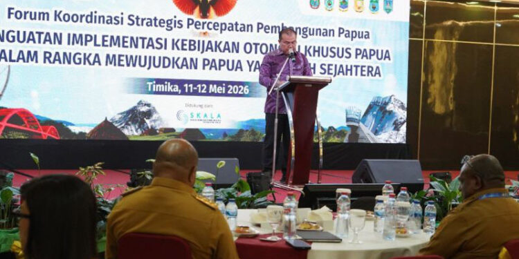 Staf Khusus Menteri Dalam Negeri Bidang Pemerintahan Desa dan Pembangunan Perbatasan Hoiruddin Hasibuan saat memberikan arahannya pada pembukaan forum koordinasi strategis percepatan pembangunan Papua di Timika, Senin,(11/5/2026) ANTARA/Marselinus Nara