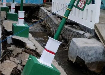 Bagian pondasi dermaga kapal di kawasan Kampung Nelayan Merah Putih (KNMP), Kelurahan Leato Selatan, Kota Gorontalo, mengalami kerusakan akibat gelombang laut yang tinggi. (foto.istimewa)