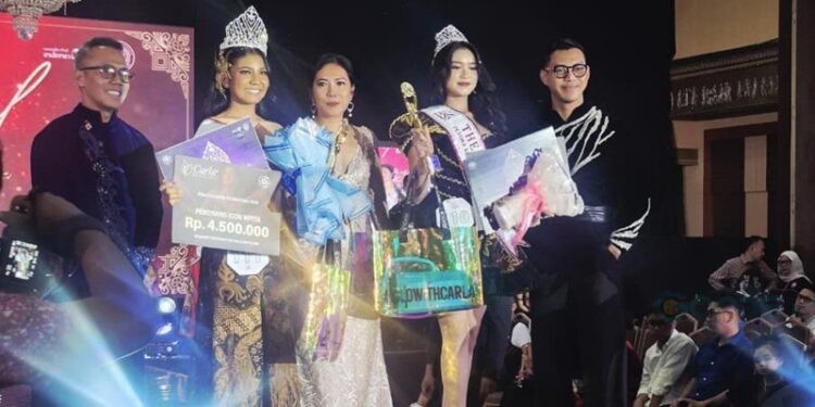 Sireen Janiyra Raisya Pramono saat menerima penghargaan di ajang Pesona Batik Nusantara