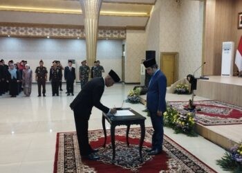Bupati Jember Muhammad fawait saat melantik Achmad Imam Fauzi Sebagai Pj. Sekda