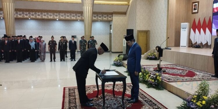 Bupati Jember Muhammad fawait saat melantik Achmad Imam Fauzi Sebagai Pj. Sekda