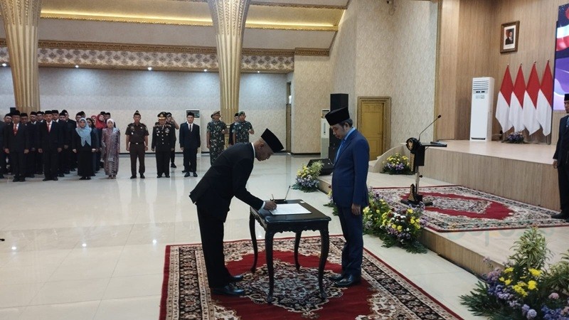 Bupati Jember Muhammad fawait saat melantik Achmad Imam Fauzi Sebagai Pj. Sekda
