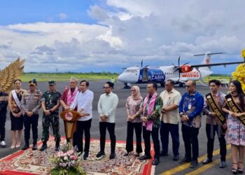 Bupati Jember Muhammad fawait saat meresmikan penerbangan Wings Air