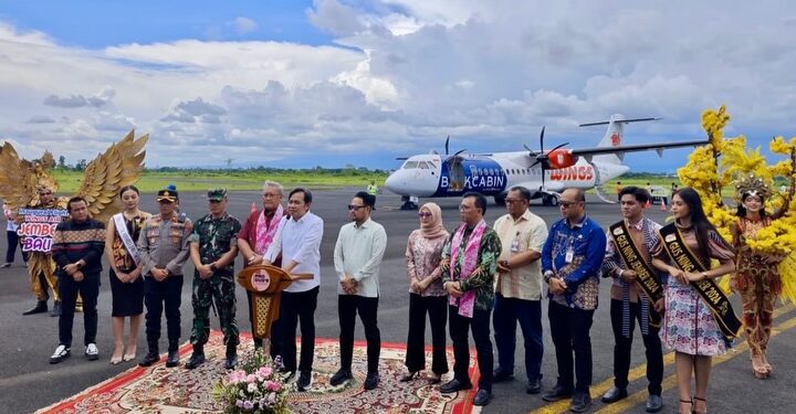 Bupati Jember Muhammad fawait saat meresmikan penerbangan Wings Air