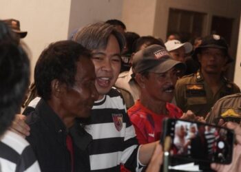 Bupati Jember Muhammad fawait saat menyampaikan warga usai pertandingan Persid melawan Golden FC Meraoke