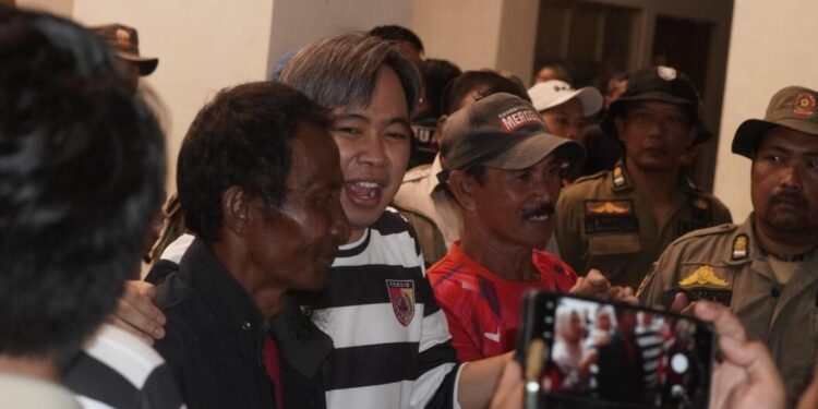 Bupati Jember Muhammad fawait saat menyampaikan warga usai pertandingan Persid melawan Golden FC Meraoke