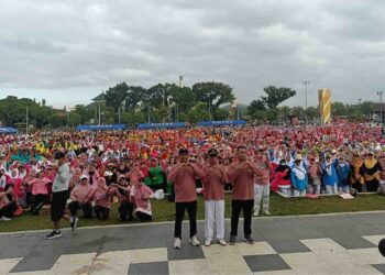 Ribuan Lansia saat memadati alun-alun Jember ikut memeriahkan Hari lanjut usia Nasional