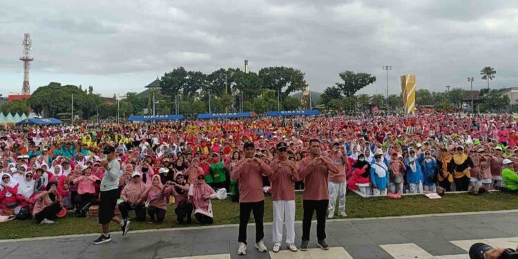 Ribuan Lansia saat memadati alun-alun Jember ikut memeriahkan Hari lanjut usia Nasional