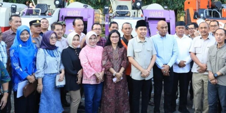 Foto bersama Bupati Jember Muhammad fawait berama ASN