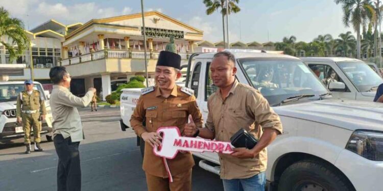 Simbolis Bupati Jember Muhammad fawait saat menyerahkan kendaraan pada kepala desa
