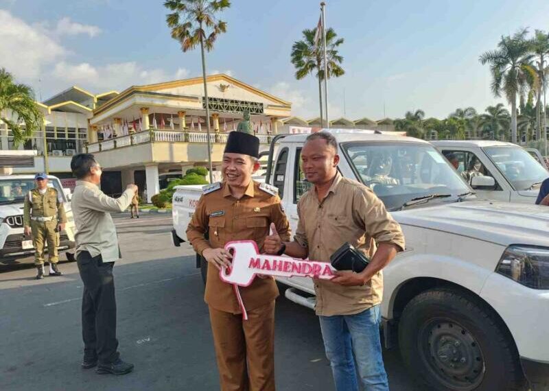 Simbolis Bupati Jember Muhammad fawait saat menyerahkan kendaraan pada kepala desa