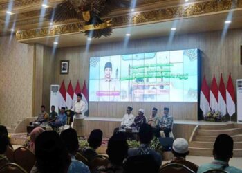 Bupati Jember Muhammad fawait saat menyampaikan pesan pada para guru ngaji dan perantren di pendopo Wahyawibawagraha