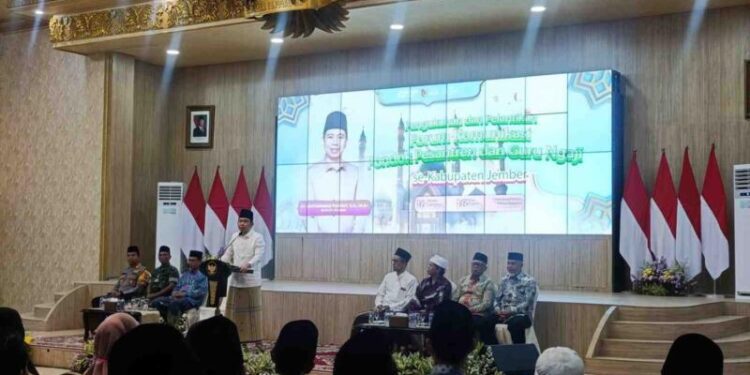 Bupati Jember Muhammad fawait saat menyampaikan pesan pada para guru ngaji dan perantren di pendopo Wahyawibawagraha