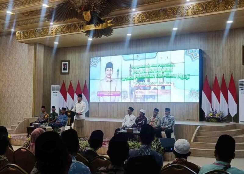 Bupati Jember Muhammad fawait saat menyampaikan pesan pada para guru ngaji dan perantren di pendopo Wahyawibawagraha
