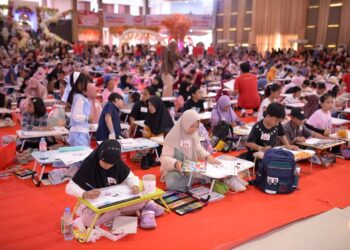 Suasana Lomba Mewarnai dan Menggambar yang digelar di Grand Sumber Ria Kota Gorontalo.(F. Hervi)