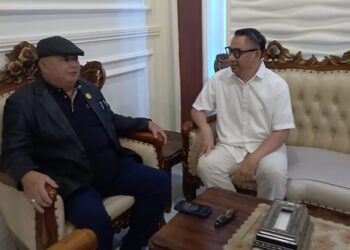Sekjen Partai Nasdem Hermawi Fransiskus Taslim, saat membesuk mantan Bupati Bone Bolango, Hamim Pou, di Lapas Boalemo.