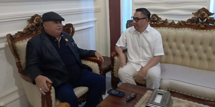 Sekjen Partai Nasdem Hermawi Fransiskus Taslim, saat membesuk mantan Bupati Bone Bolango, Hamim Pou, di Lapas Boalemo.