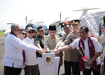 Bupati Jember Muhammad fawait saat meresmikan penerbangan Jember - Surabaya