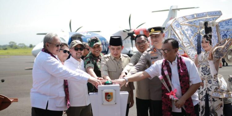 Bupati Jember Muhammad fawait saat meresmikan penerbangan Jember - Surabaya