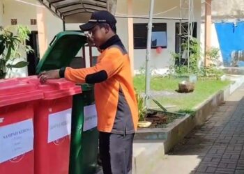 Petugas BPBD Jember saat melakukan pengecekan sampah di kantornya