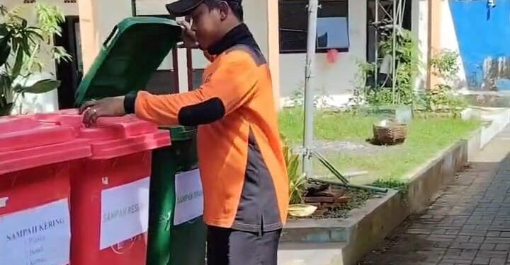 Petugas BPBD Jember saat melakukan pengecekan sampah di kantornya
