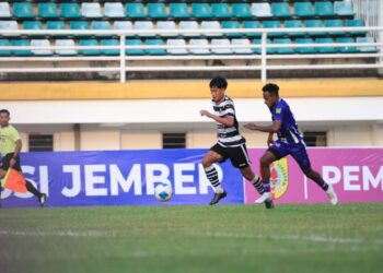Pemain Persid Jember berusaha membawa bola melewati pemain Persemay Mayberat