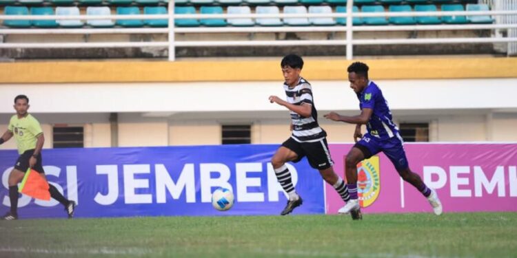 Pemain Persid Jember berusaha membawa bola melewati pemain Persemay Mayberat