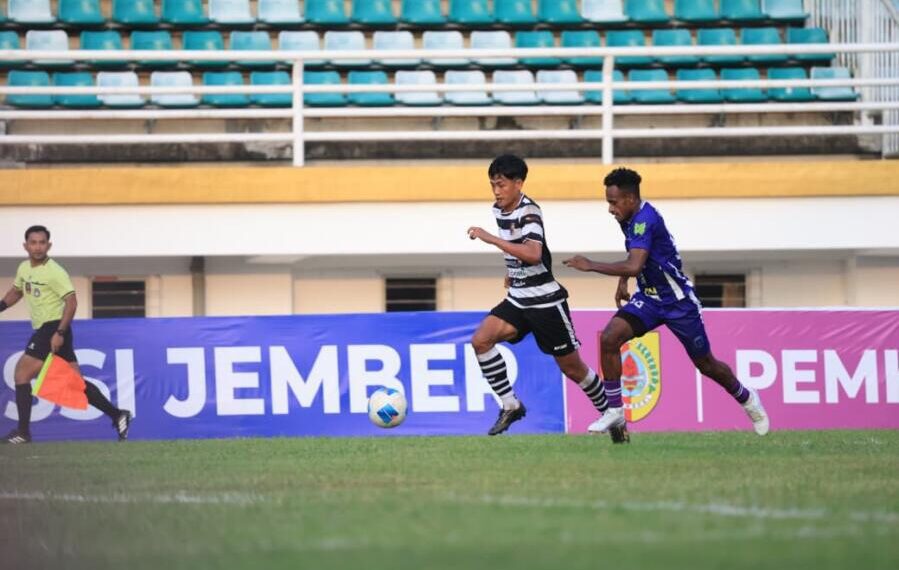 Pemain Persid Jember berusaha membawa bola melewati pemain Persemay Mayberat