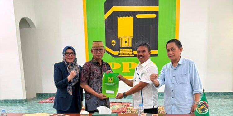 Penyerahan SK Ketua DPC PPP Kabupaten Gorontalo, Usman T Rajak, (Istimewa)