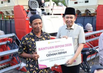 Bupati Jember memberikan bantuan alat pada kelompok tani Gemah Ripah