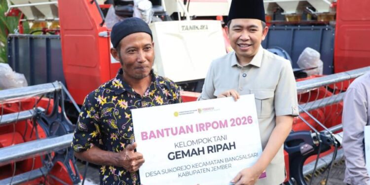 Bupati Jember memberikan bantuan alat pada kelompok tani Gemah Ripah
