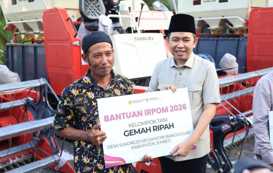 Bupati Jember memberikan bantuan alat pada kelompok tani Gemah Ripah