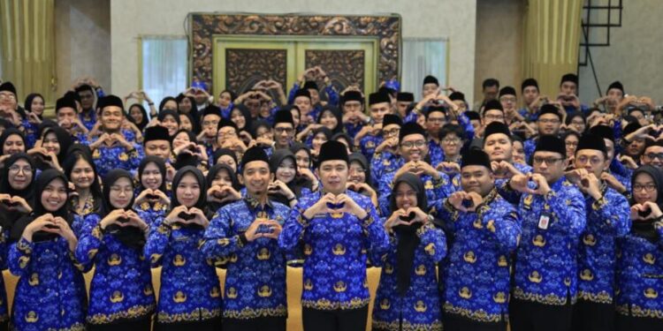 Bupati Jember Muhammad fawait berama ASN Jember