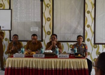 Bupati Boalemo, Rum Pagau, memimpin rapat di kecamatan Paguyaman, Senin (08/06/2026) (Prokopim Boalemo)