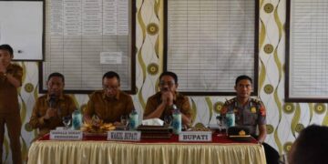 Bupati Boalemo, Rum Pagau, memimpin rapat di kecamatan Paguyaman, Senin (08/06/2026) (Prokopim Boalemo)