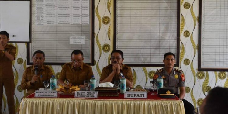 Bupati Boalemo, Rum Pagau, memimpin rapat di kecamatan Paguyaman, Senin (08/06/2026) (Prokopim Boalemo)