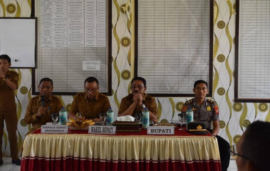 Bupati Boalemo, Rum Pagau, memimpin rapat di kecamatan Paguyaman, Senin (08/06/2026) (Prokopim Boalemo)