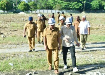 Bupati Pohuwato, Saipul Mbuinga, saat meninjau pembangunan kantor Bupati Baru, (Iwan Karim Prokopim Pohuwato)