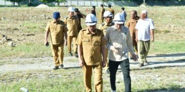 Bupati Pohuwato, Saipul Mbuinga, saat meninjau pembangunan kantor Bupati Baru, (Iwan Karim Prokopim Pohuwato)