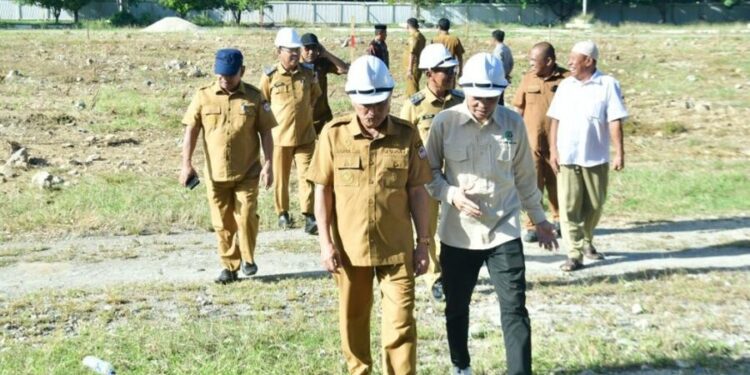 Bupati Pohuwato, Saipul Mbuinga, saat meninjau pembangunan kantor Bupati Baru, (Iwan Karim Prokopim Pohuwato)