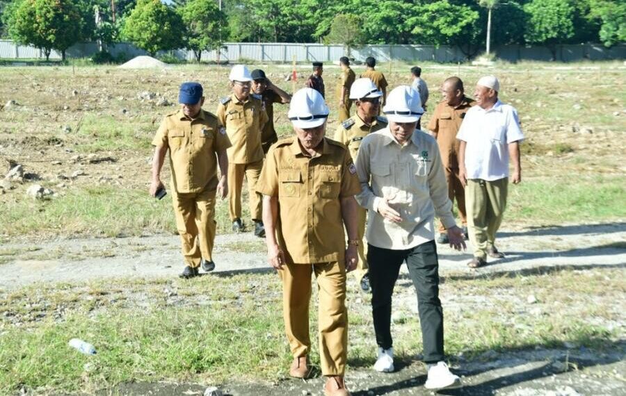 Bupati Pohuwato, Saipul Mbuinga, saat meninjau pembangunan kantor Bupati Baru, (Iwan Karim Prokopim Pohuwato)